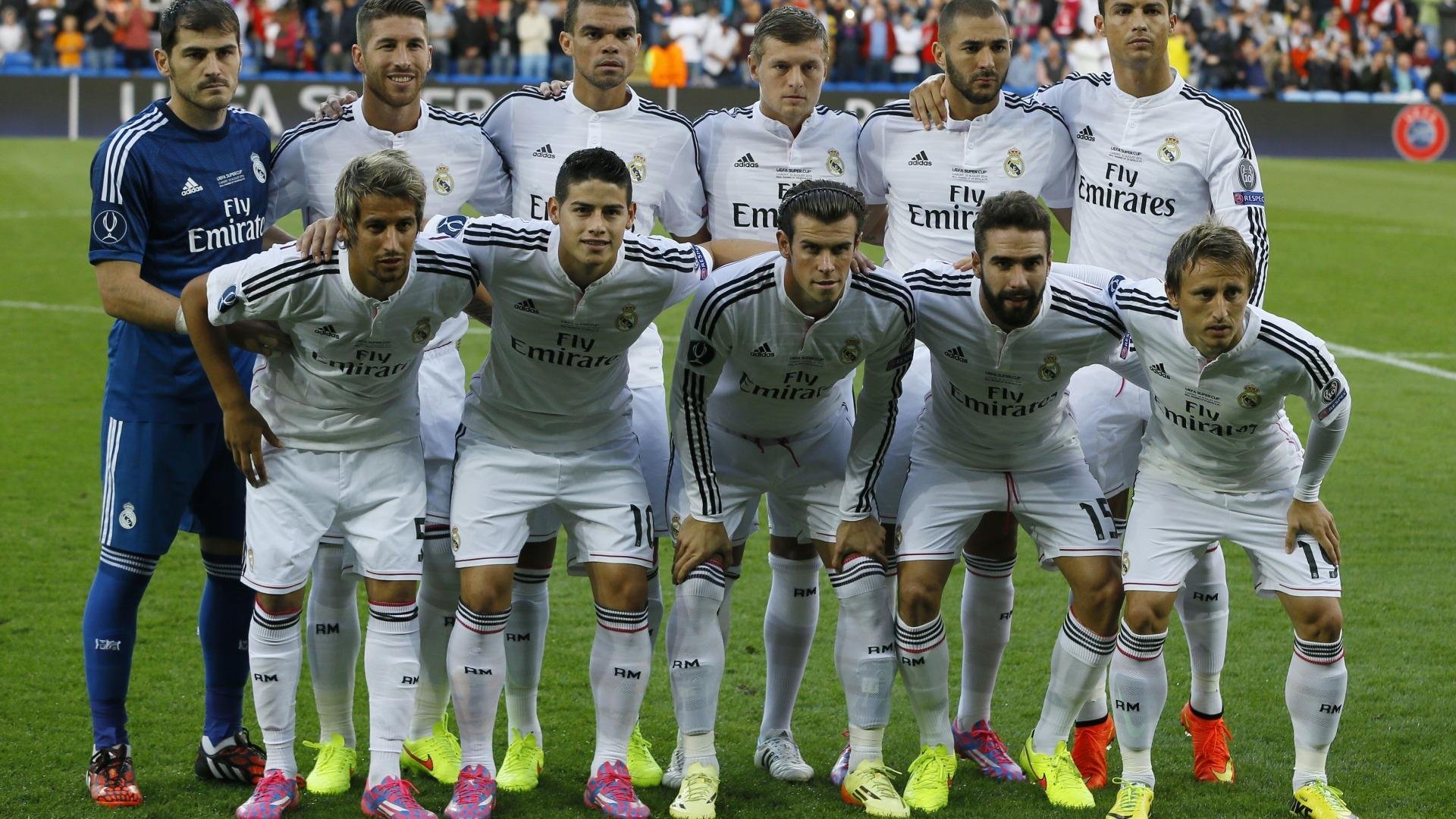 足球比赛现场掌声不断，气氛热烈，足球赛场上观众人声鼎沸